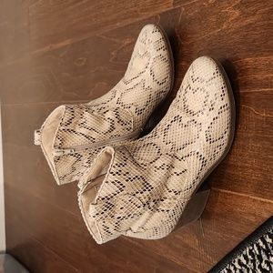 Ladies True Craft boots snakeskin size 7